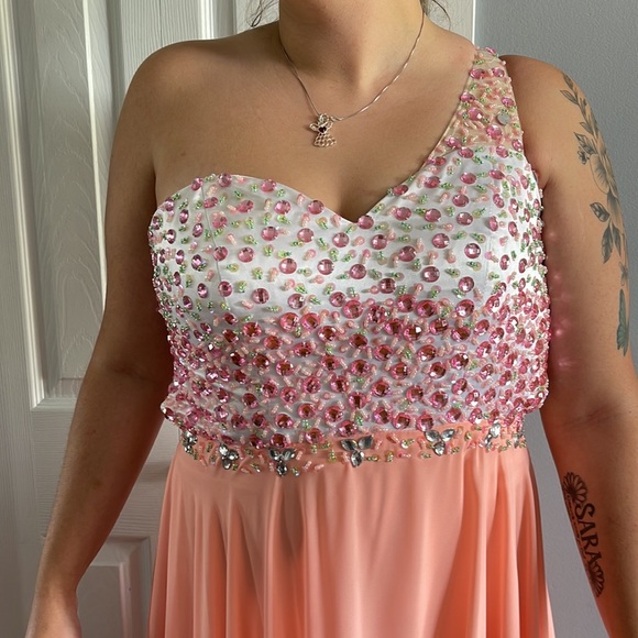 Prom dress - Picture 2 of 8